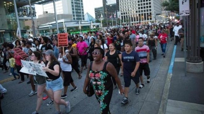 Giây phút cuộc biểu tình Mỹ biến thành trận đấu súng kinh hoàng Ảnh 2