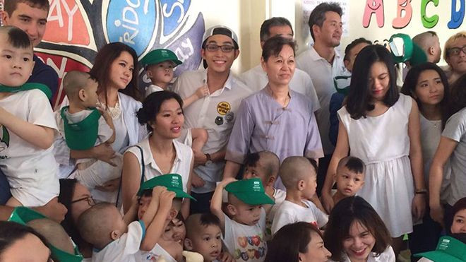 Jun lặng lẽ đi từ thiện một mình trước đêm diễn cuối cùng của nhóm 365 tại Hà Nội Ảnh 2