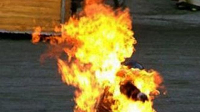 Tưới 5 lít xăng lên người rồi châm lửa đốt Ảnh 2