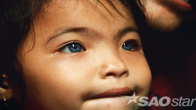 Cô bé bán vé số câm điếc có cặp mắt xanh 'trong veo như bầu trời' Ảnh 2