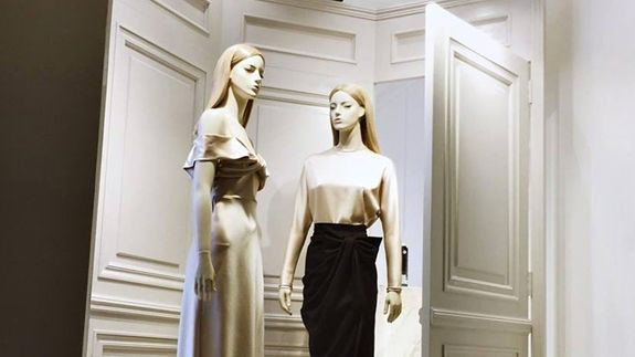 4 cửa hàng thời trang Việt có mặt tiền độc đáo mùa này Ảnh 2