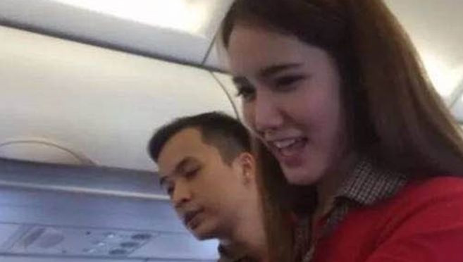 Lại bị chụp lén vì quá xinh, đây chính là nữ tiếp viên hàng không 'hot' nhất ngày! Ảnh 2