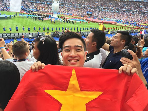 Trên khán đài, Dẫu rằng đây là Euro, nhưng, SlimV đã không quên mang theo lá cờ Việt Nam trên khán đài. Slim V cho biết, dù không có mặt đội tuyển Việt Nam, nhưng anh mong muốn, hình ảnh Việt Nam và những khán giả Việt Nam tại sân bóng lừng lẫy nhất thế giới, đang được sự quan tâm của khán giả toàn cầu này sẽ được biết đến. Rất nhiều người bạn quốc tế khi nhìn thấy lá cờ Việt Nam mà Slim V mang đến, đã biết nhóm bạn đến từ Việt Nam và chia sẻ cảm xúc của họ đối với Việt Nam mà họ biết. Điều đó khiến Slim V và các bạn rất tự hào.