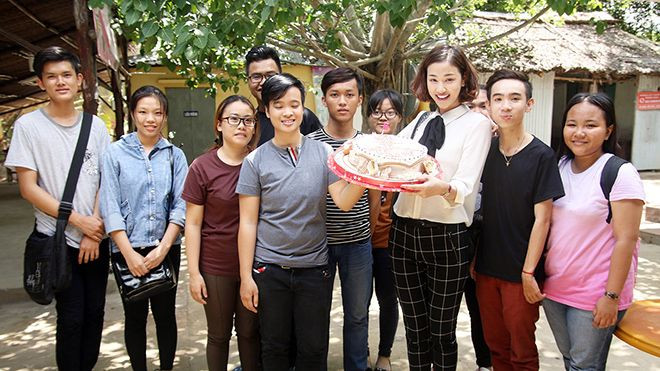 Maya bất ngờ được tổ chức sinh nhật sớm khi đang đi từ thiện Ảnh 2