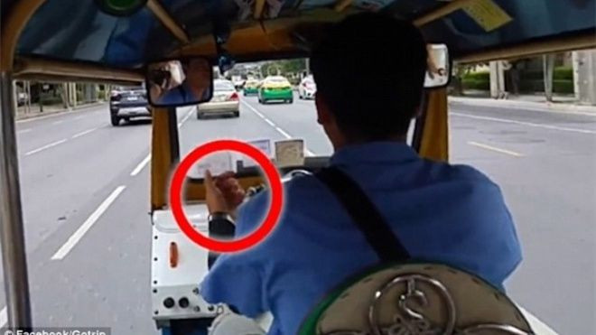 Nghi vấn tài xế ra ám hiệu để hợp tác giật túi xách của du khách? Ảnh 2