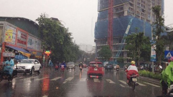 Hà Nội bất ngờ mưa to, nguy cơ ngập nhiều nơi Ảnh 2