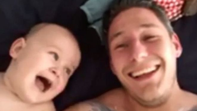 Ông bố duyên nhất năm: Chỉ cần nói ‘Wassup’ là cậu con trai cười sặc sụa Ảnh 2