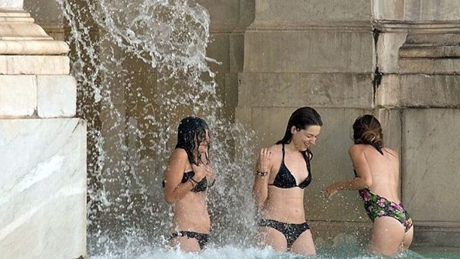 Phẫn nộ 3 cô gái mặc bikini nhảy vào tắm tại đài phun nước lịch sử Ảnh 2