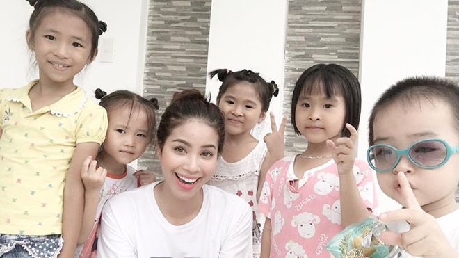 Không chỉ làm HLV The Face, Phạm Hương còn kiêm thêm nghề bảo mẫu Ảnh 2