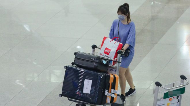 Trước giờ được Trấn Thành cầu hôn, Hari Won chật vật với đống hành lý ở sân bay Ảnh 2