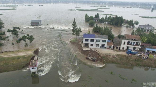 Trung Quốc: Nhiều xe tải rơi xuống sông vì lũ lụt làm vỡ đê Ảnh 2