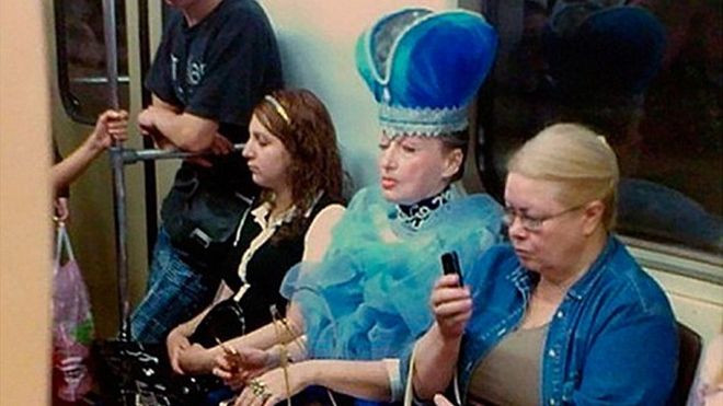 Muốn đi tàu điện ngầm cùng nữ hoàng và ác quỷ, hãy đến St Petersburg Ảnh 2