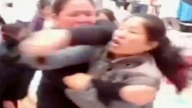 Hàng chục người hỗn chiến kinh hoàng vì đôi giày giảm giá Ảnh 2