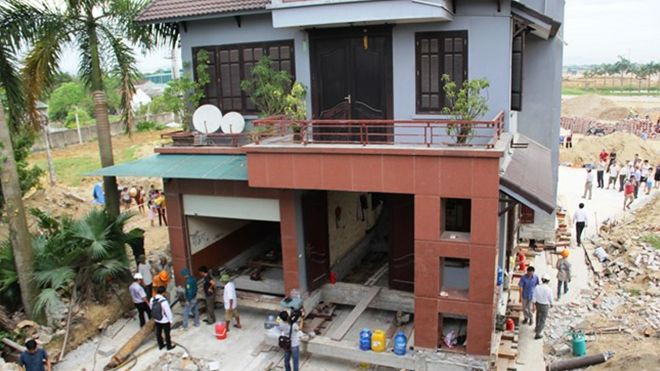 'Thần đèn' ở Nghệ An dời biệt thự 800 tấn Ảnh 2