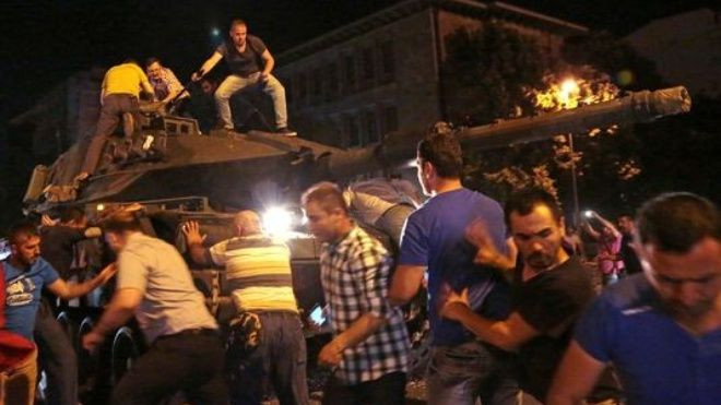 Video binh lính đảo chính bị người dân Thổ Nhĩ Kỳ đánh hội đồng Ảnh 2