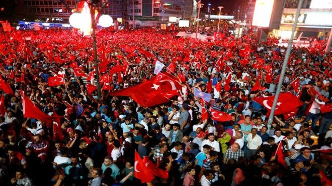 Hàng nghìn người xuống đường ủng hộ tổng thống Thổ Nhĩ Kỳ sau đảo chính Ảnh 2