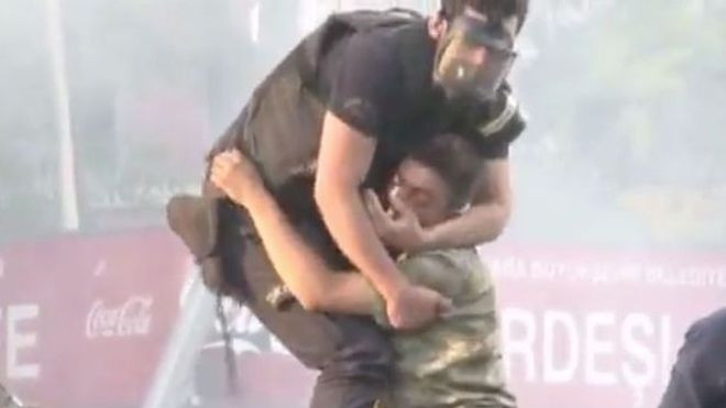 Clip: Khoảnh khắc lan truyền cảm hứng khi tình dân tộc vẫn tồn tại trong bom đạn Ảnh 2