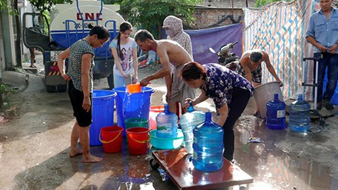 Cảnh người dân Hà Nội xếp hàng xách nước giữa ngày nắng nóng Ảnh 2