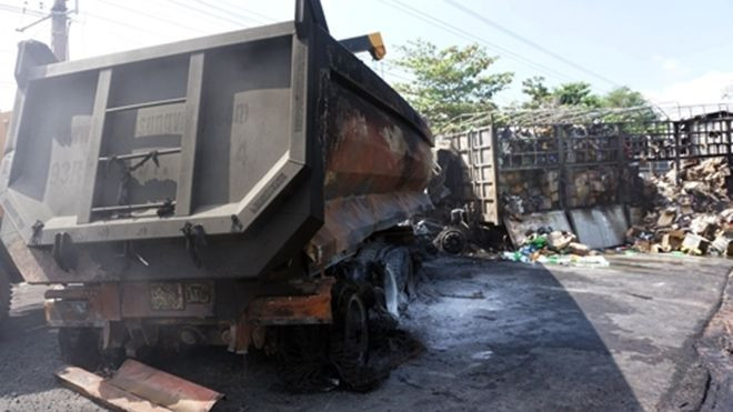 Cháu bé 3 tuổi chết cháy trong xe sau tai nạn liên hoàn Ảnh 2