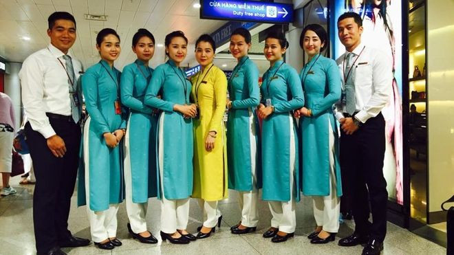 Hàng loạt nhân viên hàng không bị 'đốt' áo dài Ảnh 2