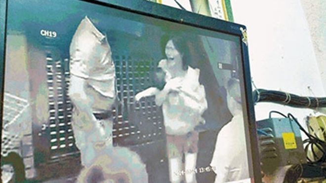 Chỉ vì bố mẹ nghiện smartphone mà con trẻ đã chết tức tưởi như thế này! Ảnh 2