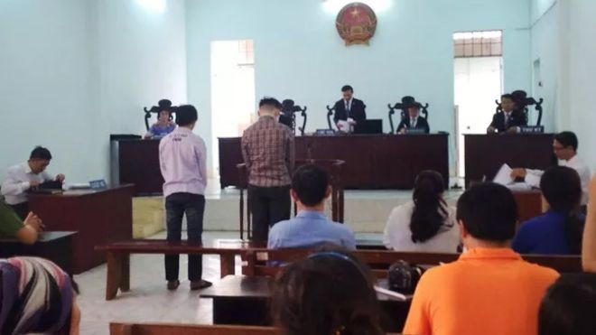 Tòa tuyên phạt hai thanh niên cướp bánh mì 8 - 10 tháng tù Ảnh 2