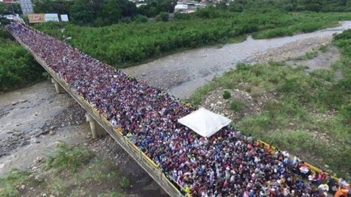 Người Venezuela ùn ùn tràn qua biên giới sang Colombia vì đói Ảnh 2