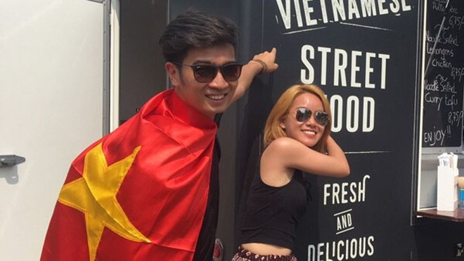 Slim V hãnh diện cầm cờ Việt Nam cùng người yêu tham gia lễ hội âm nhạc EDM lớn nhất thế giới Ảnh 2