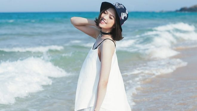 Suni Hạ Linh rạng rỡ chào hè giữa nắng vàng biển xanh Ảnh 2