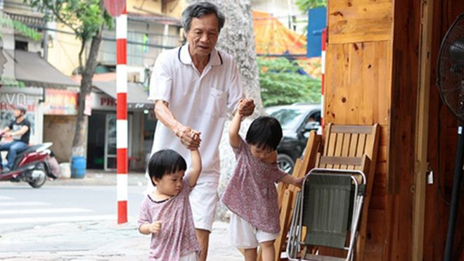 Hành trình ly kỳ cố sinh con của mẹ 56 và cha 66 tuổi: Hai con gái giờ mới lên 3 Ảnh 2