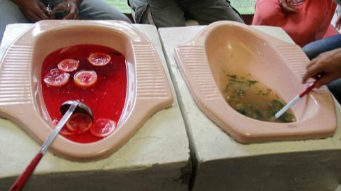 Phục vụ đồ uống trong bồn cầu, quán cafe Indonesia làm khách hoảng loạn Ảnh 2