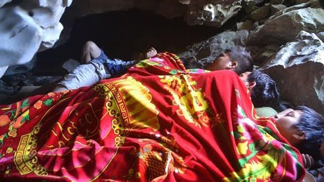 Kỳ lạ: Co ro đắp chăn giữa chảo lửa miền Trung Ảnh 2