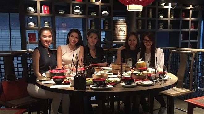 Mặc mưa gió, Team Phạm Hương vẫn hội ngộ rạng rỡ cùng nhau Ảnh 2