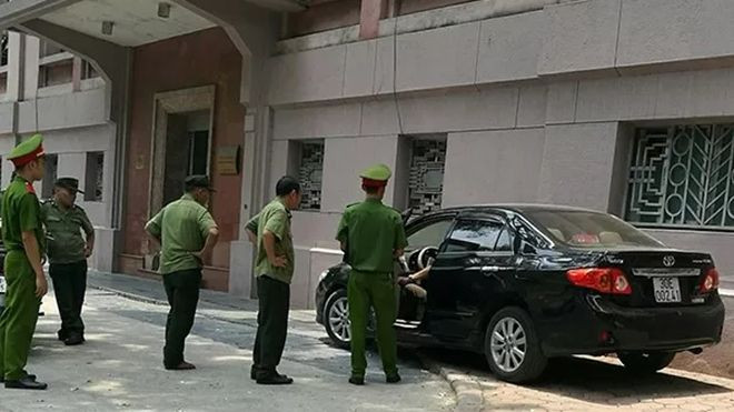 Xử phạt xe dán phù hiệu công an đỗ trên vỉa hè Ảnh 2