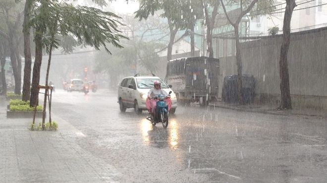 Mưa lớn, người và xe máy lọt xuống cống ở Sài Gòn Ảnh 2