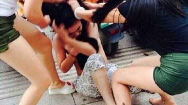 Nghi ngờ chồng cặp bồ, vợ dẫn cả họ hàng đi đánh ghen Ảnh 2