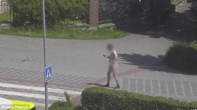 Clip: Bi hài thanh niên bị lột sạch quần áo vì thiếu tiền mua rượu Ảnh 2