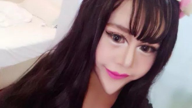 Cô gái lai 8 dòng máu trở nên nổi tiếng nhờ những bức ảnh tự sướng kỳ dị Ảnh 2