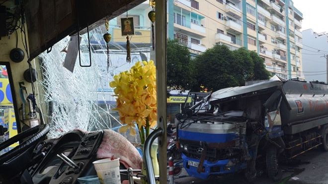 Xe bồn tông xe buýt ở Sài Gòn, hơn 10 người thoát chết Ảnh 2