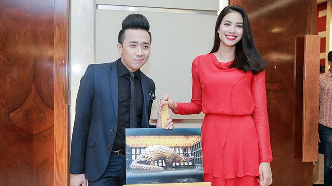 Vắng Hari Won, Trấn Thành thân thiết bên Hoa hậu Phạm Hương Ảnh 2