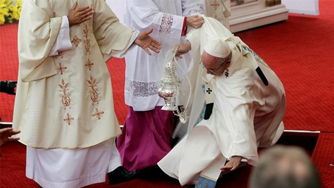 Khoảnh khắc Giáo hoàng Francis té ngã tại buổi lễ ở Ba Lan Ảnh 2