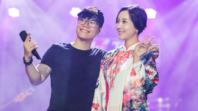 Diễn viên Hàn nổi tiếng sang Việt Nam cổ vũ Đinh Mạnh Ninh trong Liveshow đầu tay Ảnh 2