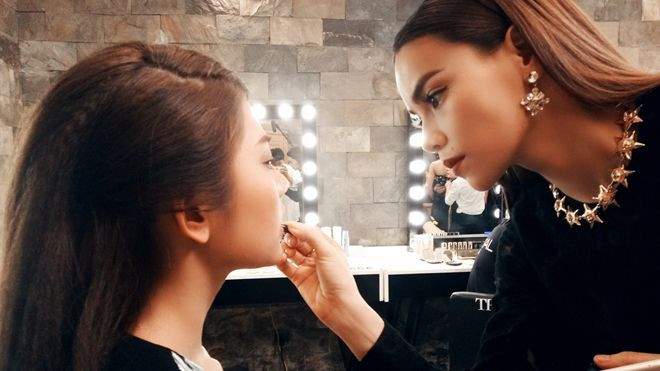 HLV Hồ Ngọc Hà đích thân trang điểm cho 'trò cưng' trước giờ lên sóng Ảnh 2