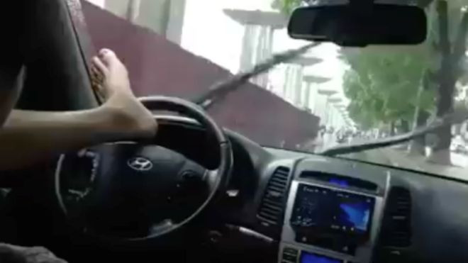 Dùng chân điều khiển xe ô tô bị phạt 8 triệu đồng Ảnh 2