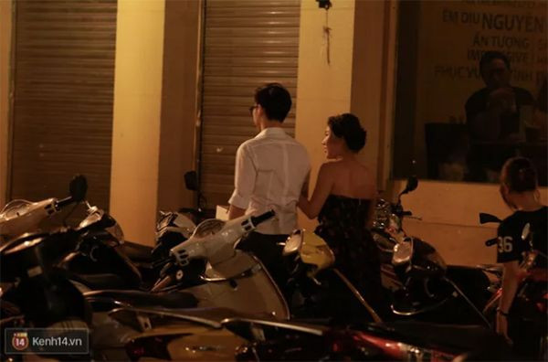 Trước show diễn, giọng ca gốc Bắc Giang hóm hỉnh đùa Văn Mai Hương sở dĩ mời nữ ca sĩ tham gia vì cô vừa mới chia tay người yêu. Tuy nhiên, trên thực tế, Văn Mai Hương vẫn đang rất hạnh phúc với bạn trai. (Ảnh: Kênh14)