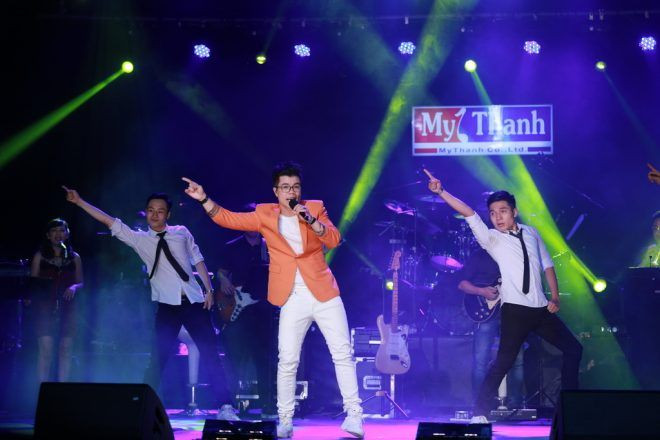 Bên cạnh những tiết mục song ca cùng khách mời, Đinh Mạnh Ninh còn thể hiện sự tươi mới trong 11 ca khúc tự sáng tác. Anh biến hóa đa dạng từ giọng hát cho đến phong cách trình diễn trong những ca khúc In the music tonight, Biển, Sống thật, Khát khao. Những ca khúc này không chỉ gây ấn tượng với phần nhạc mới lạ, văn minh mà ca từ còn rất ý nghĩa.