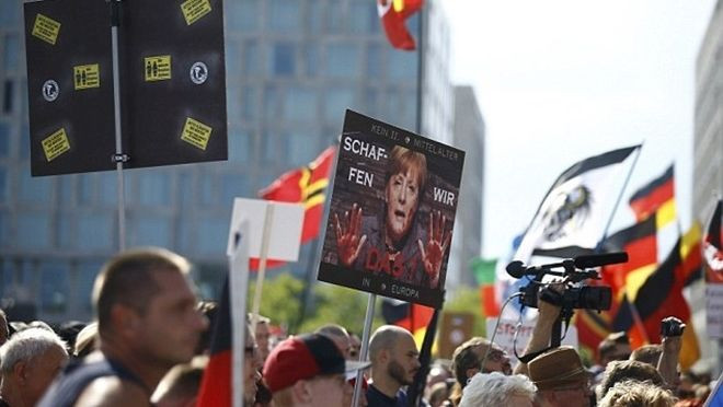 Biểu tình đòi thủ tướng Đức Angela Merkel từ chức Ảnh 2