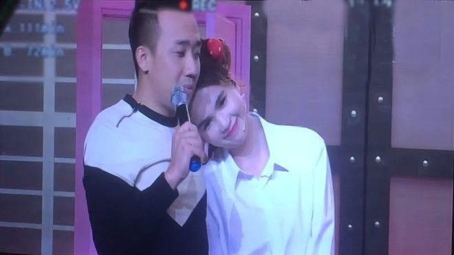 Ngọc Trinh hát Anh cứ đi đi, bất ngờ… 'thả thính' Trấn Thành Ảnh 2