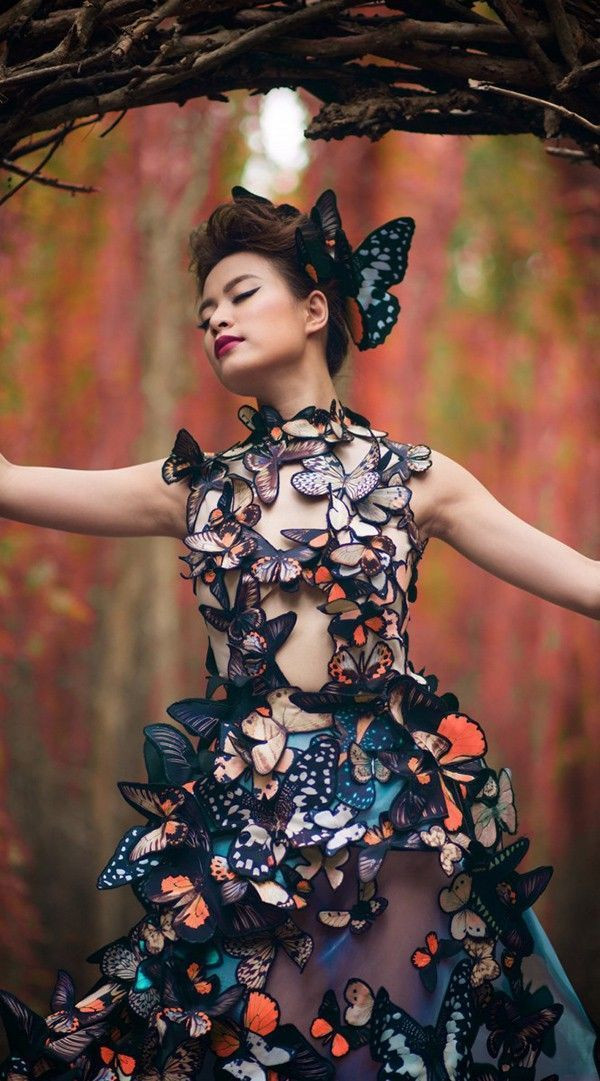 Tuy nhiên, sau những phút chênh vênh , khó khăn, những khoảnh khắc thăng hoa, hoá thân đậm chất tâm linh của Hoàng Thùy Linh trong MV, là những hình ảnh tôn vinh người phụ nữ, đặc biệt là những người phụ nữ Việt Nam.