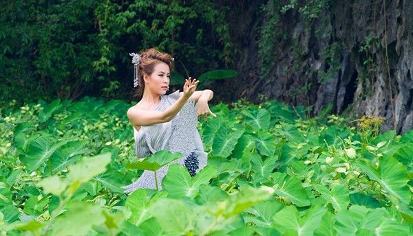 Bánh trôi nước như một phép ẩn dụ mà Hoàng Thùy Linh và đạo diễn Phù Nam cùng chắp bút cho phần nội dung.